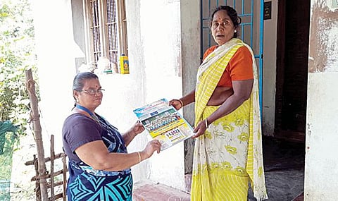 மாணவர் சேர்க்கையை அதிகப்படுத்த வீடு வீடாக காலண்டர் வழங்கி வரும் அரசு பள்ளி தலைமையாசிரியர்