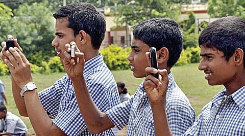 சிறார் ஆன்லைன் அடிமையாக பெற்றோர்தான் காரணம்