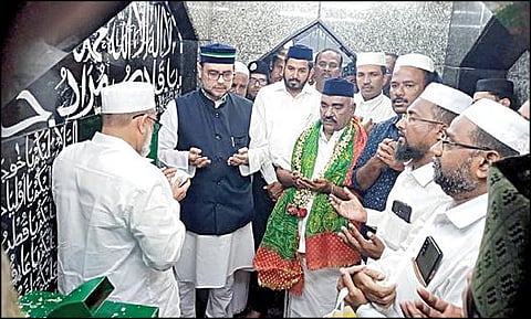 நாகூர் ஆண்டவர் தர்கா பெரிய கந்தூரி விழாவை முன்னிட்டு நேற்று  நடைபெற்ற சந்தனம் பூசும் நிகழ்வில் கலந்து கொண்ட சிறுபான்மையினர் நலத் துறை அமைச்சர் செஞ்சி கே.எஸ்.மஸ்தான்.