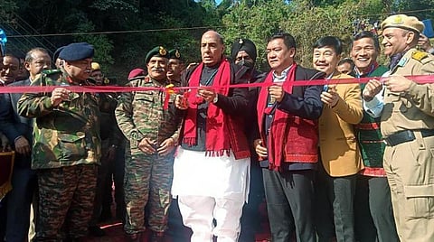 அருணாச்சல பிரதேசத்தில் அலோங் - யின்கியோங் சாலையில் சியோம் நதி மீது கட்டப்பட்டுள்ள சியோம் பாலத்தை மத்திய பாதுகாப்புத் துறை அமைச்சர் ராஜ்நாத் சிங் நேற்று திறந்துவைத்தார். படம்: பிடிஐ