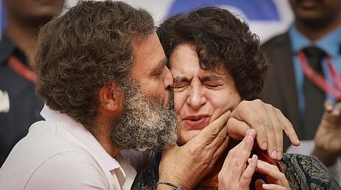 தேசிய ஒற்றுமை யாத்திரையை காங்கிரஸ் முன்னாள் தலைவர் ராகுல் டெல்லியில் நேற்று மீண்டும் தொடங்கினார். உ.பி.யில் நுழைந்த யாத்திரையில் ராகுலின் தங்கை பிரியங்கா பங்கேற்றார். அவருக்கு அன்பு முத்தமிட்ட ராகுல். படம்: பிடிஐ