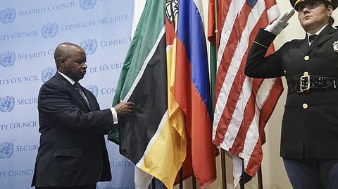 தங்கள் நாட்டு தேசிய கொடியை ஏற்றும் மொசாம்பிக் நாட்டு தூதர் பெட்ரோ