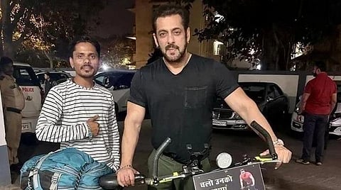 நடிகர் சல்மான் கானுடன் ரசிகர்