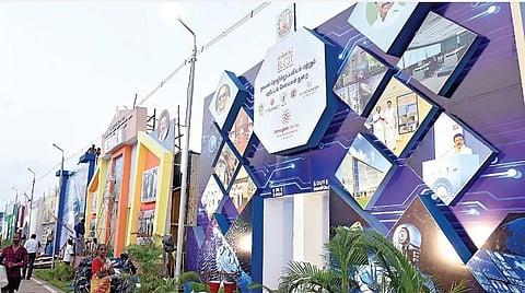 சென்னை தீவுத்திடலில் சிறுவர்களுக்கான பொழுது போக்கு அம்சங்கள், துறை அரங்குகளுடன் 47-வது சுற்றுலா மற்றும் தொழில் பொருட்காட்சி நேற்று தொடங்கி வைக்கப்பட்டது.  படம்: ம.பிரபு