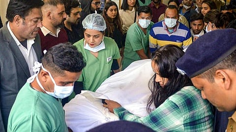 டேராடூனில் உள்ள மேக்ஸ் மருத்துவனையில் சிகிச்சை பெற்று வந்த ரிஷப் பந்தை ஊழியர்கள் ஆம்புலன்ஸில் ஏற்றுகின்றனர்.  படம்: ஏஎப்பி