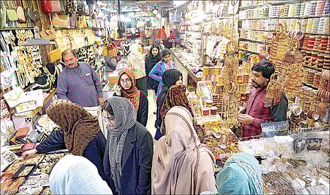 பாகிஸ்தானின் லாகூர் நகர சந்தையில் நேற்று பொருட்களை வாங்க குவிந்த மக்கள். அங்கு, பொருளாதார நெருக்கடி ஏற்பட்டுள்ளதையடுத்து மின்சாரத்தை சேமிக்கும் வகையில் ஷாப்பிங் மால்கள் மற்றும் சந்தைகளை இரவு 8.30 மணிக்குள் மூட அதிகாரிகள் உத்தரவிட்டுள்ளனர்.படம்: பிடிஐ