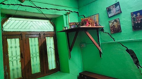 ஜோஷிமதி புகுதிகளில் வீடுகளில் ஏற்பட்டுள்ள விரிசல்கள்