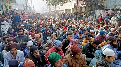 உத்தராகண்ட் மாநிலம் ஹல்த்வானியில் நேற்று தர்ணாவில் கலந்துகொண்ட பெண்கள் மற்றும் சிறுவர்கள்.படம்: பிடிஐ