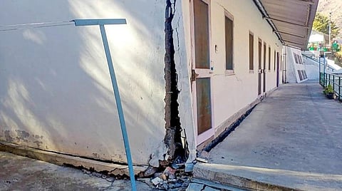 ஜோஷிமத் பகுதியில் வீடுகளில் ஏற்பட்டுள்ள விரிசல்