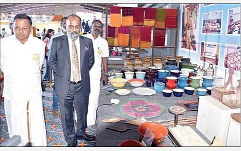 கோவை விழாவின் ஒரு பகுதியாக கொடிசியா அரங்கில் ‘செட்டிநாடு திருவிழா 2023’-ஐ நேற்று தொடங்கிவைத்து பார்வையிட்ட செட்டிநாடு குழும நிறுவனங்களின் தலைவர் எம்.ஏ.எம்.ஆர்.முத்தையா. உடன், நகரத்தார் தொழில் முனைவோர் கூட்டமைப்பின் உறுப்பினரும், லட்சுமி செராமிக்ஸ் நிர்வாக இயக்குநருமான முத்துராமன் உள்ளிட்டோர்.  படம்: ஜெ.மனோகரன்