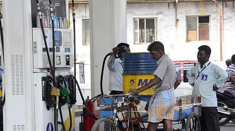 எண்ணெய் நிறுவனங்களுக்கு பெட்ரோலுக்கு ரூ.10 லாபம், டீசலுக்கு ரூ.6.50 நஷ்டம்