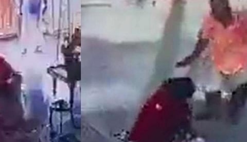 பெண்னை தாக்கும் காட்சிகள்