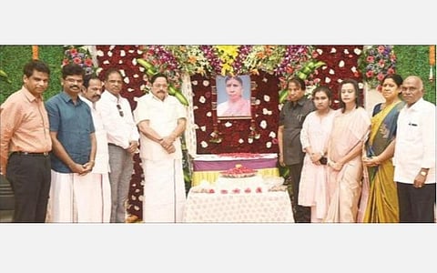 லட்சுமிதேவி அம்மையாரின் உருவப்படத்தை அமைச்சர் துரைமுருகன் திறந்த வைத்தார். அருகில், விஐடி வேந்தர் கோ.விசுவநாதன் உள்ளிட்டோர்.படம். வி.எம்.மணிநாதன்.﻿﻿