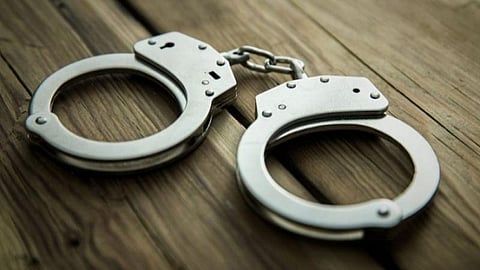 காரில் கஞ்சா விற்பனை: 2 பேர் கைது