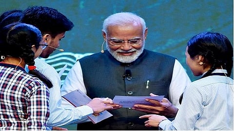 பள்ளி மாணவர்களுடன் பிரதமர் மோடி | கோப்புப்படம்