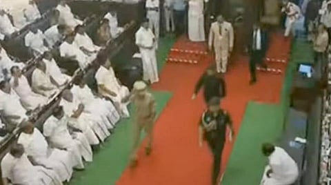 பாதியில் வெளியேறிய ஆளுநர் ஆர்.என்.ரவி