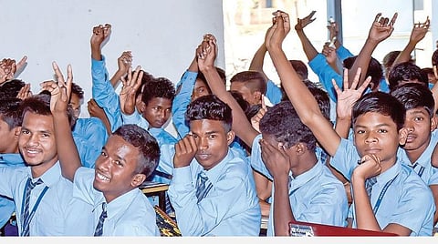 மெல்ல மலரும் தருணம்