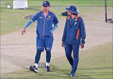 இலங்கைக்கு எதிராக முதல் ஒருநாள் கிரிக்கெட் போட்டி நடைபெற உள்ள குவாஹாட்டி ஆடுகளத்தை பார்வையிட்ட இந்திய அணியின் பயிற்சியாளர் ராகுல் திராவிட். படம்: பிடிஐ