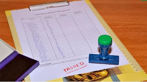 பஞ்சாபில் 10, பிளஸ் 2 தேர்வில் சாதனை - மாணவிகளை விமானத்தில் சுற்றுலா அனுப்பிய பள்ளி முதல்வர்