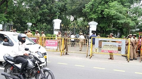 பல்வேறு பகுதிகளில் போராட்டம்: ஆளுநர் மாளிகைக்கு கூடுதல் போலீஸ் பாதுகாப்பு