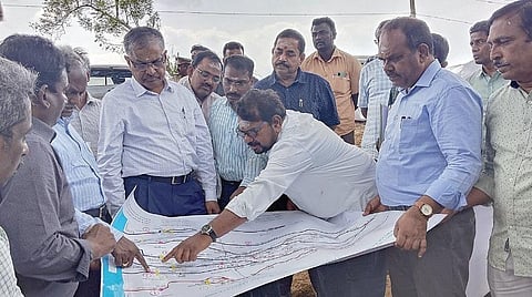 காரைக்கால் மாவட்டம் அன்னவாசல் பகுதியில் உள்ள நாட்டாறில் நீர் அளவீட்டு முறை குறித்து நேற்று ஆய்வு செய்கிறார் காவிரி  மேலாண்மை ஆணையத் தலைவர் எஸ்.கே.ஹல்தர். படம்: வீ.தமிழன்பன்