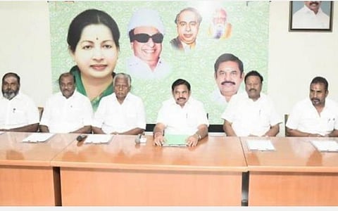 இருக்கை விவகாரம்: பேரவைத் தலைவருடன் அதிமுக எம்எல்ஏக்கள் சந்திப்பு