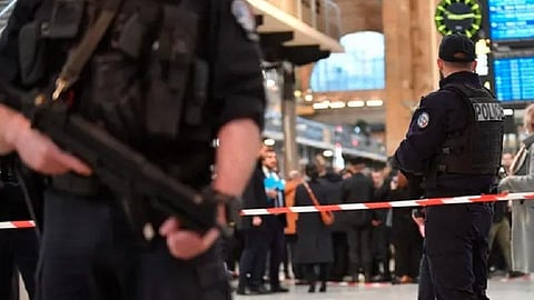 பாரிஸ் ரயில் நிலையத்தில் மர்ம நபர் கத்திக் குத்து: பலர் காயம்