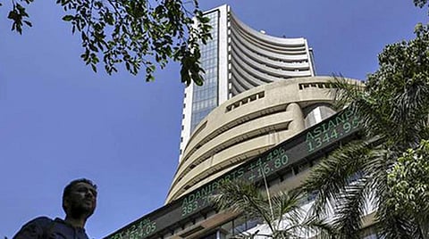 பங்குச்சந்தை வர்த்தகத்தில் மாற்றமில்லை: சென்செக்ஸ் 10 புள்ளிகள் சரிவு