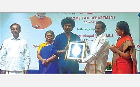 தேசிய இளைஞர் தினத்தை முன்னிட்டு வருமானவரித்துறை சார்பில்  கோவையில் நேற்று நடைபெற்ற நிகழ்ச்சியில் திரைப்பட இயக்குநர் லோகேஷ் கனகராஜை கவுரவித்த கோவை வருமானவரித்துறை தலைமை ஆணையர் பூபால் ரெட்டி.