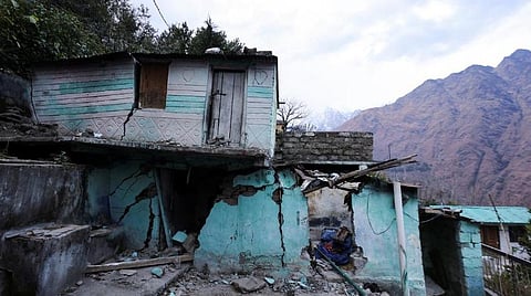 நிலவெடிப்பு காரணமாக ஜோஷிமத்தில் பாதிக்கப்பட்ட வீடு