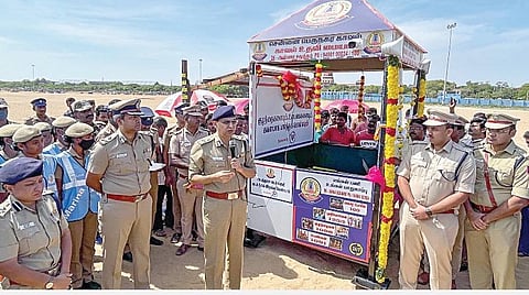 சென்னை மெரினா கடற்கரையில் பொதுமக்கள் எளிதாக அடையாளம் காணும் வகையில் புதிதாக அமைக்கப்பட்டுள்ள சோலார் காவல் உதவி மையத்தை சென்னை காவல் ஆணையர் சங்கர் ஜிவால் தொடங்கி வைத்தார்.படம்: பு.க.பிரவீன்