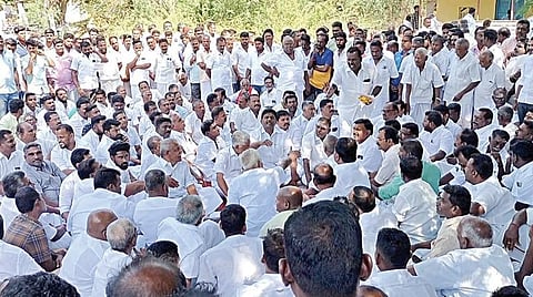 கண்ணங்கோட்டையில் நடைபெற்ற ஆலோசனை கூட்டத்தில் பங்கேற்ற 14 கிராமங்களின் தலைவர்கள் மற்றும் உயிரிழந்த 2 பெண்களின் உறவினர்கள்.