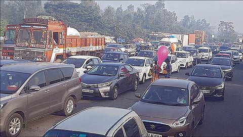 பொங்கல் பண்டிகையைக் கொண்டாட தென் மாவட்டங்களுக்கு உற்சாகமாகச் செல்லும் மக்கள். செங்கல்பட்டு பரனூர் சுங்கச்சாவடியில் நேற்று நீண்டவரிசையில் அணிவகுத்து நின்ற வாகனங்கள்.படம்: எம்.முத்துகணேஷ்