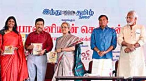 சென்னை நந்தனம் ஒய்எம்சிஏ திறந்தவெளி அரங்கில் நேற்று நடைபெற்ற ‘பொன்னியின் செல்வன்’ வரலாற்று இலக்கியத் திருவிழாவில், நினைவு பரிசு வழங்கி விருந்தினர்கள் கவுரவிக்கப்பட்டனர். (இடமிருந்து) வர்த்தமானன் பதிப்பக உரிமையாளர்  வர்த்தமானன், எழுத்தாளர் அ.வெண்ணிலா, கனி திரு, பேராசிரியர் கு.ஞானசம்பந்தன், கல்கியின் பேத்தி சீதா ரவி, சாகித்ய அகாடமி விருதுபெற்ற எழுத்தாளர் மு.ராஜேந்திரன், ஓவியர் மணியம் செல்வன், மூத்த பத்திரிகையாளர் காலச்சக்கரம் நரசிம்மா, பேராசிரியர் இளையராஜா கண்ணன்.