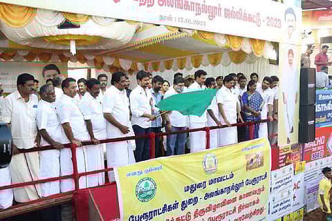 ஜல்லிக்கட்டு போட்டியை தொடங்கிவைத்த அமைச்சர் உதயநிதிஸ்டாலின்