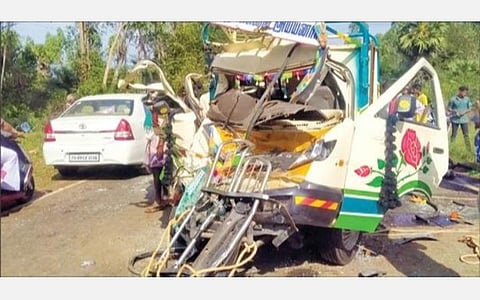 புதுக்கோட்டை மாவட்டம் வம்பன் பயறுவகை ஆராய்ச்சி மையம் பகுதியில் நேற்று நடைபெற்ற சாலை விபத்தில் சிக்கி நொறுங்கிய நிலையில் காணப்படும் மினி வேன்.