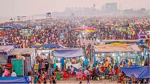 காணும் பொங்கலை முன்னிட்டு அனைத்து சுற்றுலா தலங்களும் நேற்று களைகட்டின. மாலை நேரத்தில் சென்னை மெரினா கடற்கரையில் குவிந்த மக்கள்.படம் : பு.க.பிரவீன்