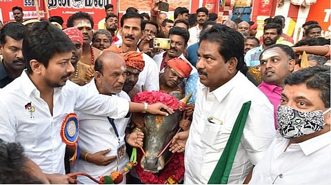 ஜல்லிக்கட்டு போட்டியை தொடங்கி வைத்த அமைச்சர் உதயநிதி ஸ்டாலின்