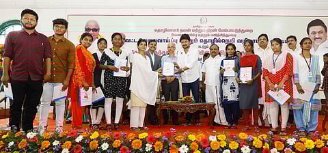 போட்டித் தேர்வுகளுக்கான பயிற்சிக் கையேட்டினை மாணவ, மாணவியருக்கு அமைச்சர் உதயநிதி ஸ்டாலின் வழங்கினார்