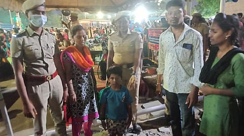 மீட்டு பெற்றோரிடம் ஒப்படைக்கப்பட்ட குழந்தைகள்