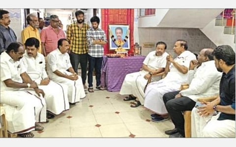 அமைச்சர் பொன்முடி மற்றும் அவரது குடும்பத்தாருக்கு திமுக பொருளாளர் டி.ஆர்.பாலு ஆறுதல் கூறுகிறார்.