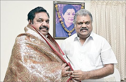 அதிமுக இடைக்கால பொதுச் செயலாளர் பழனிசாமியை சென்னையில் உள்ள அவரது இல்லத்தில் தமாகா  தலைவர் ஜி.கே.வாசன் நேற்று சந்தித்து ஈரோடு கிழக்கு தொகுதி  இடைத்தேர்தல் குறித்து பேசினார்.