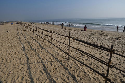 காணும் பொங்கலை முன்னிட்டு மெரினா கடற்கரையில் அமைக்கப்பட்ட தடுப்புகள்