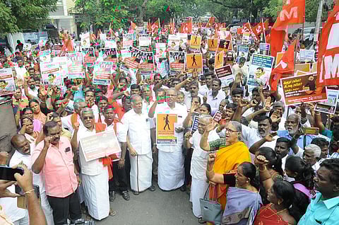 ஆளுநர் மாளிகை முற்றுகை போராட்டத்தில் கே.பாலகிருஷ்ணன் தலைமையில் மார்க்சிஸ்ட் கட்சியினர்.
