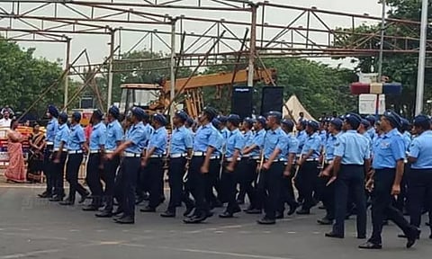 குடியரசு தின விழாவை முன்னிட்டு பிரம்மாண்டமாக நடைபெற்ற முதல்நாள் அணிவகுப்பு ஒத்திகை: முப்படை வீரர்கள் பங்கேற்பு