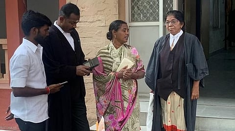 கனியாமூர் தனியார் பள்ளி மாணவியின் செல்போனை பெற்றுக்கொள்ள விழுப்புரம் நீதிமன்றம் மறுப்பு: சிபிசிஐடி போலீஸாரிடம் ஒப்படைத்த பெற்றோர்