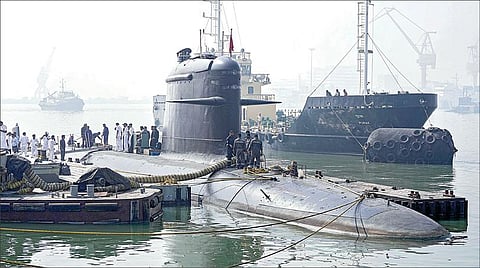 சுயசார்பு இந்தியா திட்டத்தில் தயாரிக்கப்பட்ட ஐஎன்எஸ் வகிர் நீர்மூழ்கி கப்பல் நாளை மறுதினம் கடற்படையில் சேர்க்கப்பட உள்ளது. அந்த நீர்மூழ்கி கப்பல் மும்பை கடற்படைத் தளத்தில் நிறுத்தப்பட்டிருக்கிறது. படம்: பிடிஐ