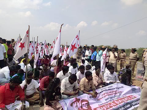 சாலை மறியல் மறியலில் ஈடுபட்ட ஜனநாயக வாலிபர் சங்கத்தினர்