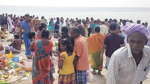 ராமேஸ்வரத்தில் குவிந்த மக்கள்