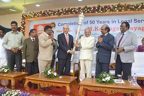 சட்டப்பணியில் 50 ஆண்டுகள் நிறைவு செய்த ஓய்வுபெற்ற நீதிபதி கற்பக விநாயகத்துக்கு நினைவுப்பரிசு வழங்கப்பட்டது